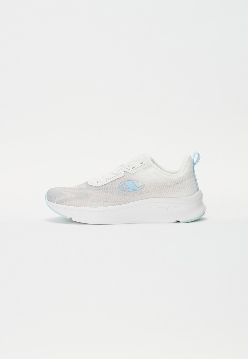 Baskets de sport blanches avec une tige en mesh, accents bleu clair et semelle en caoutchouc texturé. Présente un design profil bas et un système de laçage.
