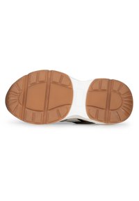 De zool van de schoen heeft een gestructureerde bruine rubberen buitenzool met gevormde patronen en een witte tussenzool, ontworpen voor grip en comfort.