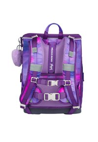 Zaino per bambini viola con un design a gradiente. Presenta più cinghie, una maniglia, una tasca frontale con zip e un charm peloso attaccato.