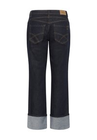 Dunkelblaue Jeans aus Denim mit umgeschlagenen hellgrauen Säumen, zwei genähten Gesäßtaschen und einem kleinen Lederetikett am Bund.