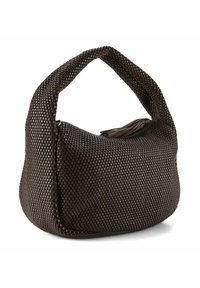 Sac à main tressé marron avec un corps arrondi, une anse épaisse et une fermeture éclair ornée d'un détail en pampille, présentant un motif texturé.