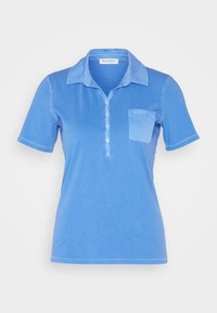 Ljusblå polo t-shirt i bomull med knäppt knäppning, korta ärmar och ficka på vänster bröst. Har en kontrasterande krage och ficka.