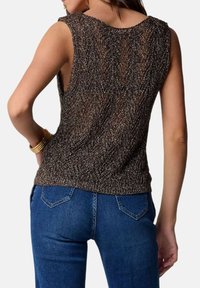 Top senza maniche, in tessuto testurizzato di colore marrone scuro con una finitura lucente. Presenta un collo a giro e una silhouette aderente. Indossato con jeans blu.