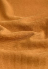 Dehnbare Rippenstruktur in einer warmen Senffarbe, mit glatter Textur und einem einheitlichen horizontalen Muster.
