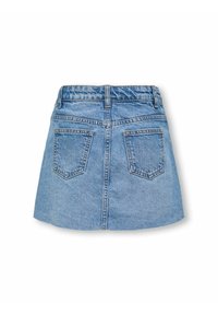 Gonna di jeans di colore azzurro chiaro, con vita aderente dotata di passanti per la cintura, due tasche posteriori e orlo sfilacciato.