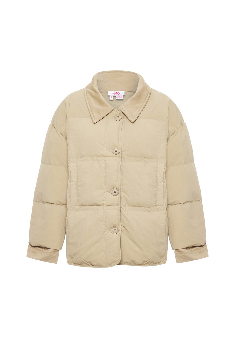 Chaqueta de plumas beige con frente abotonado, cuello ancho y puños elásticos. Presenta secciones acolchadas y un tejido suave y texturizado.