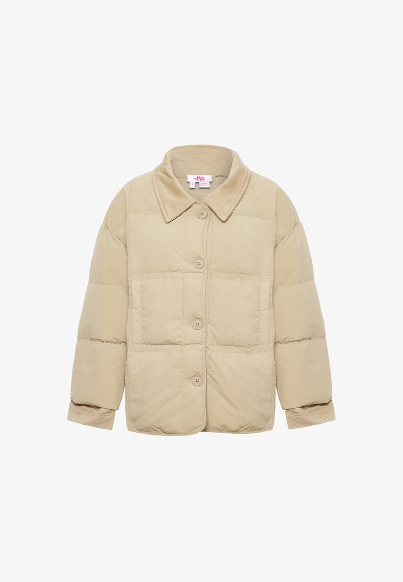 Chaqueta de plumas beige con frente abotonado, cuello ancho y puños elásticos. Presenta secciones acolchadas y un tejido suave y texturizado.