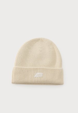 Bonnet en maille côtelée couleur crème avec un revers plié et un petit logo blanc brodé sur le devant.