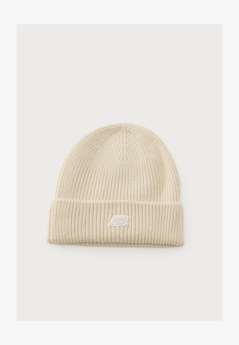 Καπέλο beanie από ριμπ πλεκτό ύφασμα σε κρεμ απόχρωση, με διπλωμένο μαξιλάρι και μικρό λευκό κεντημένο λογότυπο μπροστά.
