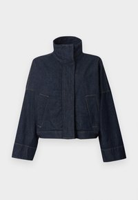 Σκούρο μπλε τζιν μπουφάν με ψηλό γιακά, κρυφό κούμπωμα μπροστά, δύο λοξές μπροστινές τσέπες και μακριά μανίκια με ορατό ράψιμο.