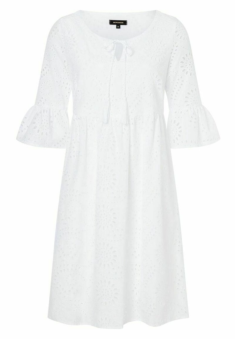Robe en coton œillet blanc avec manches cloche 3/4, encolure ronde et détail de lien à l'avant sous le col.