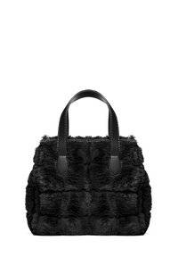 Borsa a mano in ecopelliccia nera con texture trapuntata, dotata di manici robusti in pelle nera e forma rettangolare strutturata.