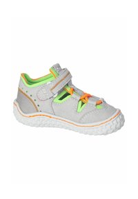 Graue Wildlederschuhe mit orangefarbenen und grünen Akzenten, verstellbarem Riemen, Ausschnitten und einer strukturierten weißen Gummisohle.