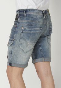 Koroshi BERMUDA CUTS STRETCH - Kratke hlače od trapera - azul cl light blue