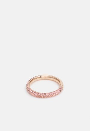Roségoldring besetzt mit zwei Reihen kleiner rosa Edelsteine, auf weißem Hintergrund präsentiert.