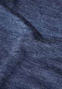 Textilstoff in Dunkelblau mit einer weichen, leicht strukturierten Oberfläche. Sichtbares Webmuster und subtile Farbvariationen.