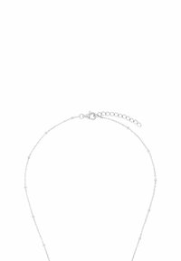 Silverkedja med små, runda kulor, med en kräftlås och justerbar längd med en förlängningskedja.