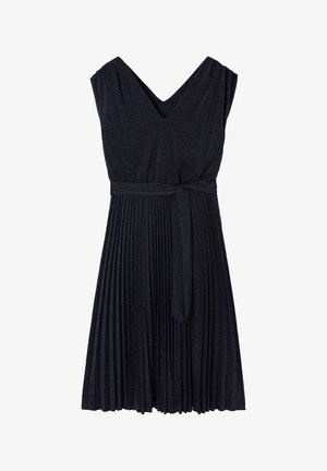 Musta pleatattu mekko V-pääntiellä, lyhyillä hihoilla ja vyötärönauhan kanssa. Materiaali on hienovaraisesti kimaltava, mikä lisää sen tekstuuria.