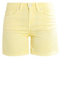 Shorts en denim jaunes avec un design ajusté, style cinq poches et fermeture à bouton. Texture lisse avec un léger éclat.