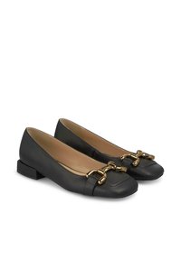 Ballerines en cuir noir avec un bout carré, présentant un accent en chaîne dorée chunky sur le devant et un petit talon rectangulaire.