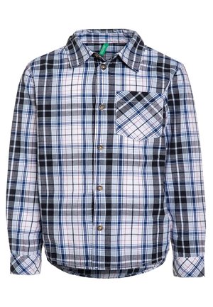 Langærmet skjorte med knapper i blå, sort, hvid og rød ternet mønster samt en enkelt brystlomme med diagonalt ternet design.