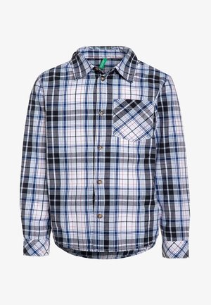 Chemise à manches longues à boutons avec un motif à carreaux bleu, noir, blanc et rouge, et une seule poche poitrine avec un motif à carreaux diagonal.