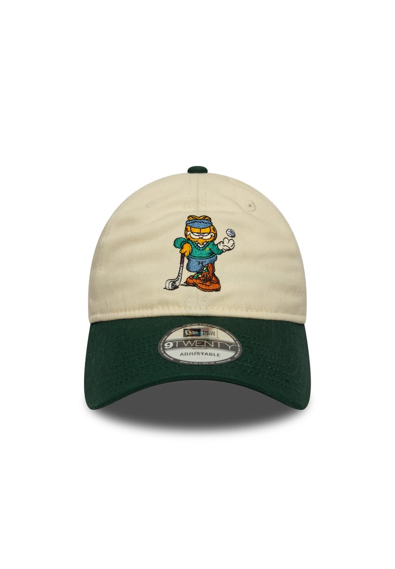 Gorra ajustable con cuerpo de algodón crema y visera verde. Presenta un personaje de dibujos animados bordado con atuendo deportivo, sosteniendo una bola de golf.