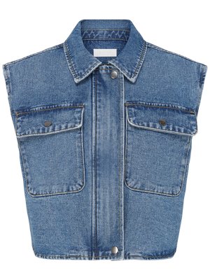 Μπλε denim γιλέκο χωρίς μανίκια με γιακά, δύο μπροστινές τσέπες με καπάκι και μεταλλικά κουμπιά ασφαλείας, και κλείσιμο μπροστά με μεταλλικό κουμπί ασφαλείας.