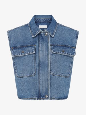Gilet sans manches en denim bleu avec col, deux poches avant à rabat avec boutons-pression métalliques, et fermeture avant à boutons-pression métalliques.