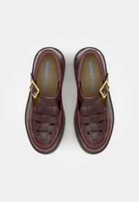 Bordeaux leren schoenen met een geweven design, afgeronde vorm, verstelbare zijgesp en een gevoerde bruine binnenkant. Rubberen zool voor grip.