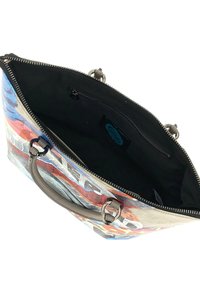 Borsa con zip e superficie testurizzata caratterizzata da un design astratto multicolore. Interno in tessuto nero con tasca con zip e manici grigi.