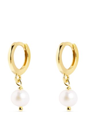 Boucles d'oreilles créoles en or avec une finition brillante, comportant une seule perle blanche suspendue à une chaîne. Design élégant et minimaliste.