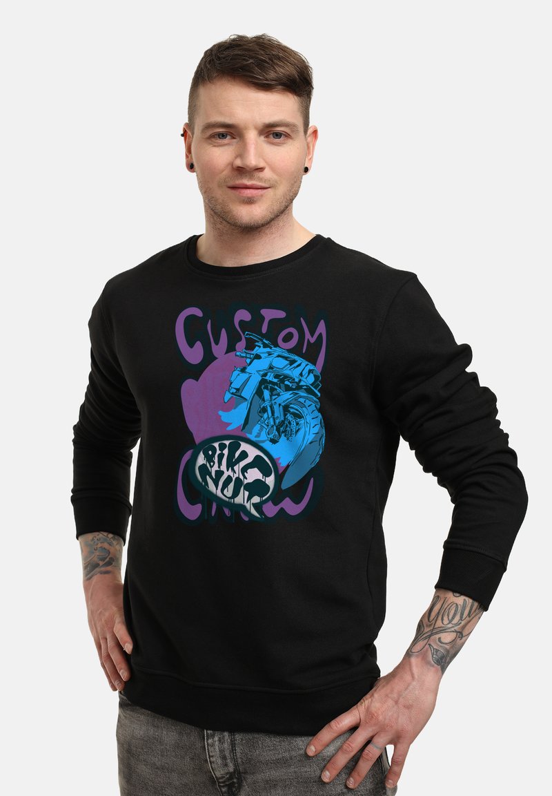 Černá mikina s barevným grafickým designem s textem "CUSTOM" a ilustrací motocyklu. Vyrobena z měkké tkaniny, s dlouhými rukávy.