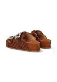 Sandalias de dedo trenzadas de color marrón que presentan una plataforma gruesa, un acabado texturizado y hebillas decorativas en la parte superior. Forro interior suave.