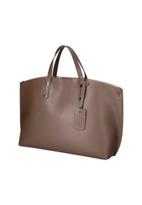 Borsa tote in pelle marrone con due manici corti, una base piatta e un'etichetta discreta attaccata. Texture liscia e design minimalista.