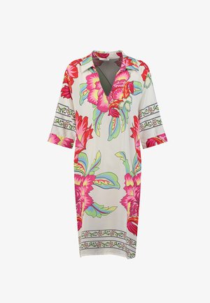 Robe blanche mi-genou avec de grands motifs floraux roses, rouges et verts, un col et des manches trois-quarts avec bordure florale.