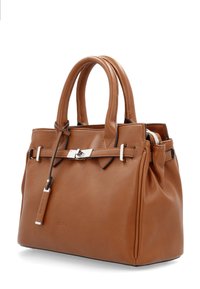 Borsa a mano in pelle marrone con doppi manici, ferramenta color argento e base piatta. Presenta una chiusura sicura e una texture morbida.