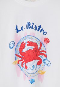 Crabe rouge sur une assiette décorative avec des quartiers de citron et des coquillages, texte « Le Bistro » en haut, peint dans un style aquarelle sur tissu blanc.