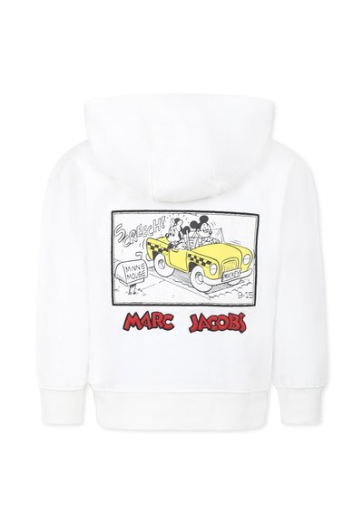Sweat à capuche blanc avec un graphique de cartoon de Mickey et Minnie Mouse dans un taxi jaune. Contours noirs et texte rouge "MARC JACOBS" en bas.