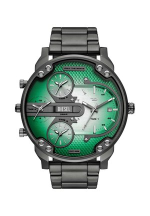 Diesel-Uhr mit grün strukturiertem Zifferblatt, vier Hilfszifferblättern, die mehrere Zeitzonen anzeigen, silbernem Metallgehäuse und Armband sowie Datumsanzeige bei 3 Uhr.