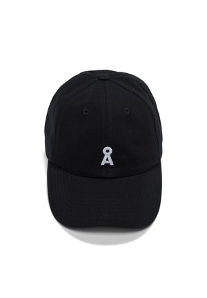 Schwarze Baseballkappe aus Stoff. Sie verfügt über ein weißes gesticktes Logo auf der Vorderseite, ein 6-Panel-Design und einen gebogenen Schirm.