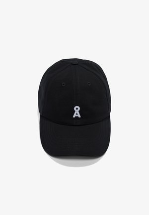 Zwarte basebalkap van stof. Voorzien van een wit geborduurd logo aan de voorkant, 6-panelen ontwerp en een gebogen klep.