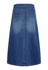 Gonna di jeans, forma a linea A, colore blu scuro, lunghezza fino al polpaccio, due tasche posteriori con cuciture a contrasto e chiusura con zip.