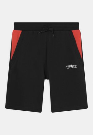 Sorte Adidas Adventure shorts med røde sidelomme accenter og en sort snøre i taljen.