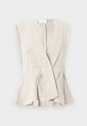 Veste sans manches en lin beige avec un profond col en V, coutures structurées et ourlet évasé, étiquetée "Marella" au niveau de l'encolure.