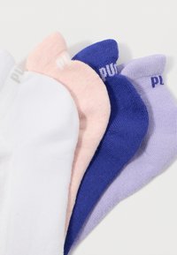 Conjunto de cuatro pares de calcetines cortos en blanco, rosa, azul oscuro y lavanda. Cada uno presenta una textura acanalada y una marca en el puño.