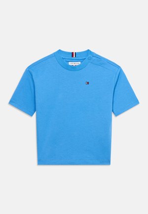T-shirt bleu vif à manches courtes pour tout-petit avec boutons pression aux épaules et petit logo Tommy Hilfiger sur le côté gauche de la poitrine.
