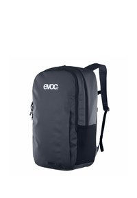 Zaino nero con tessuto liscio e resistente, dotato di una tasca frontale con cerniera, tasca laterale in rete e spallacci imbottiti regolabili.