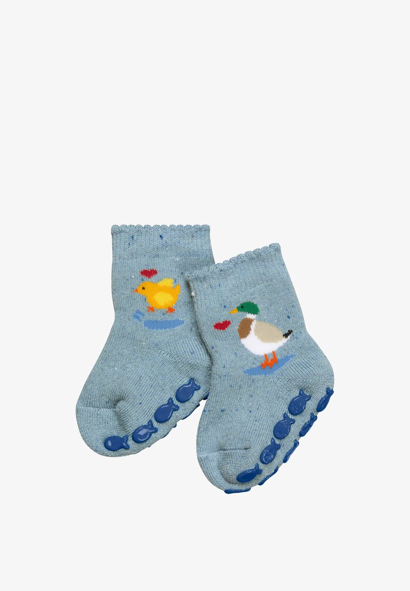 Blaue Baumwollsocken mit einem Design von einer gelben Ente und einer grünköpfigen Ente, ausgestattet mit gummierten, fischförmigen Griffen an den Sohlen und gewellten Oberteilen.
