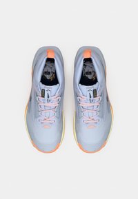 Pantofi sport de culoare albastră deschisă cu accente portocalii. Superior din plasă cu un design texturat, având șireturi standard și o talpă cu amortizare.